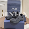 DI Sneakers